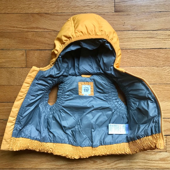 Baby Gap 0-6moth puffer vest - Picture 4 of 4